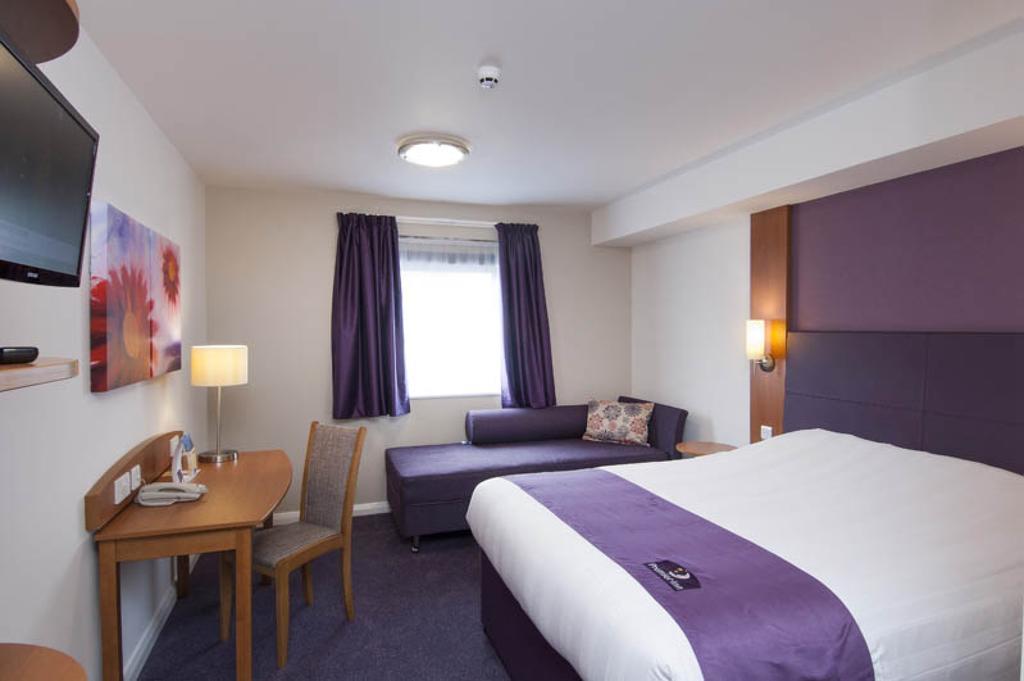 Premier Inn Камбърли Стая снимка