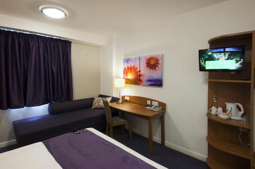 Premier Inn Камбърли Екстериор снимка