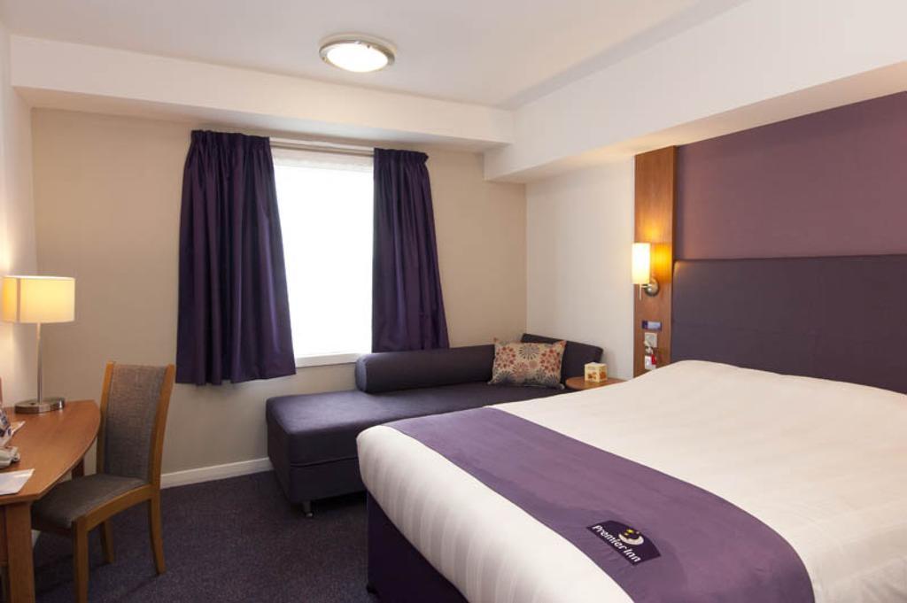 Premier Inn Камбърли Стая снимка