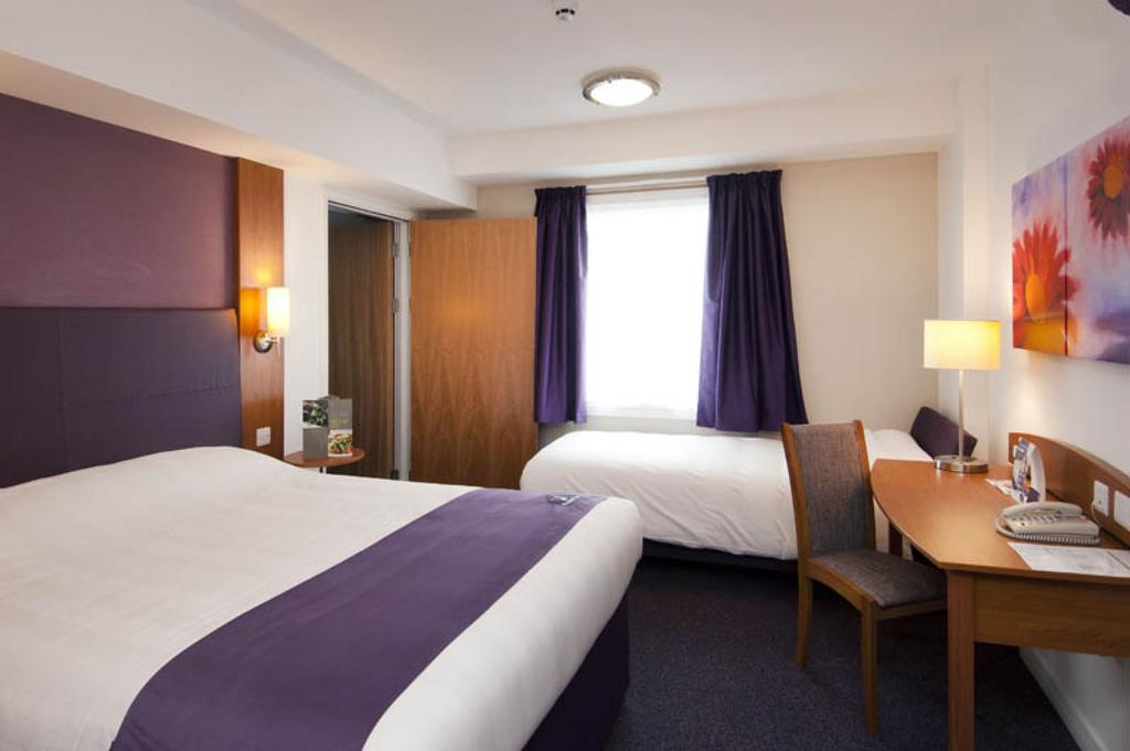 Premier Inn Камбърли Стая снимка
