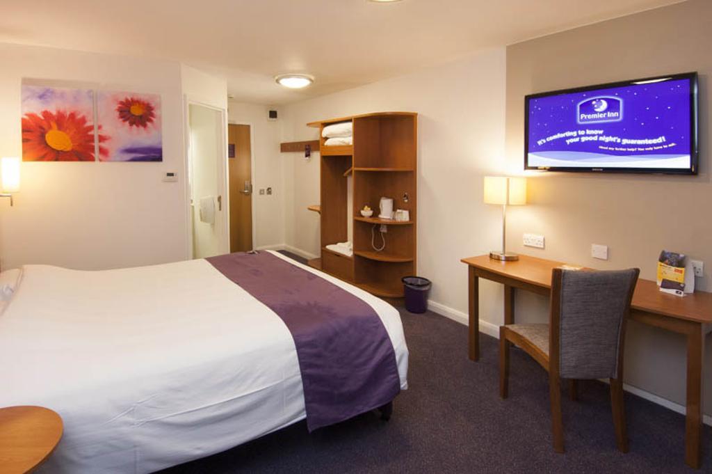 Premier Inn Камбърли Екстериор снимка