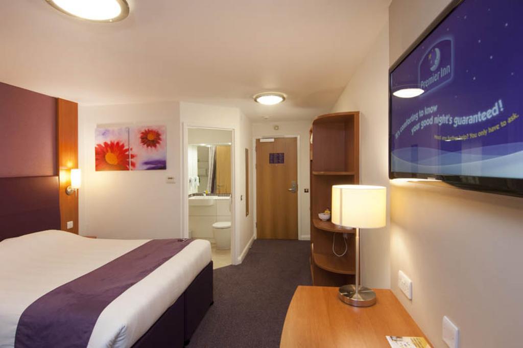 Premier Inn Камбърли Екстериор снимка