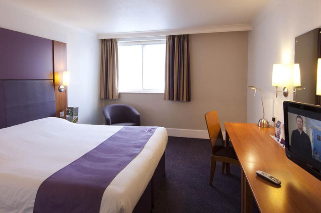 Premier Inn Камбърли Екстериор снимка