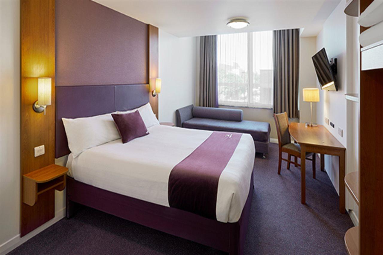 Premier Inn Камбърли Екстериор снимка