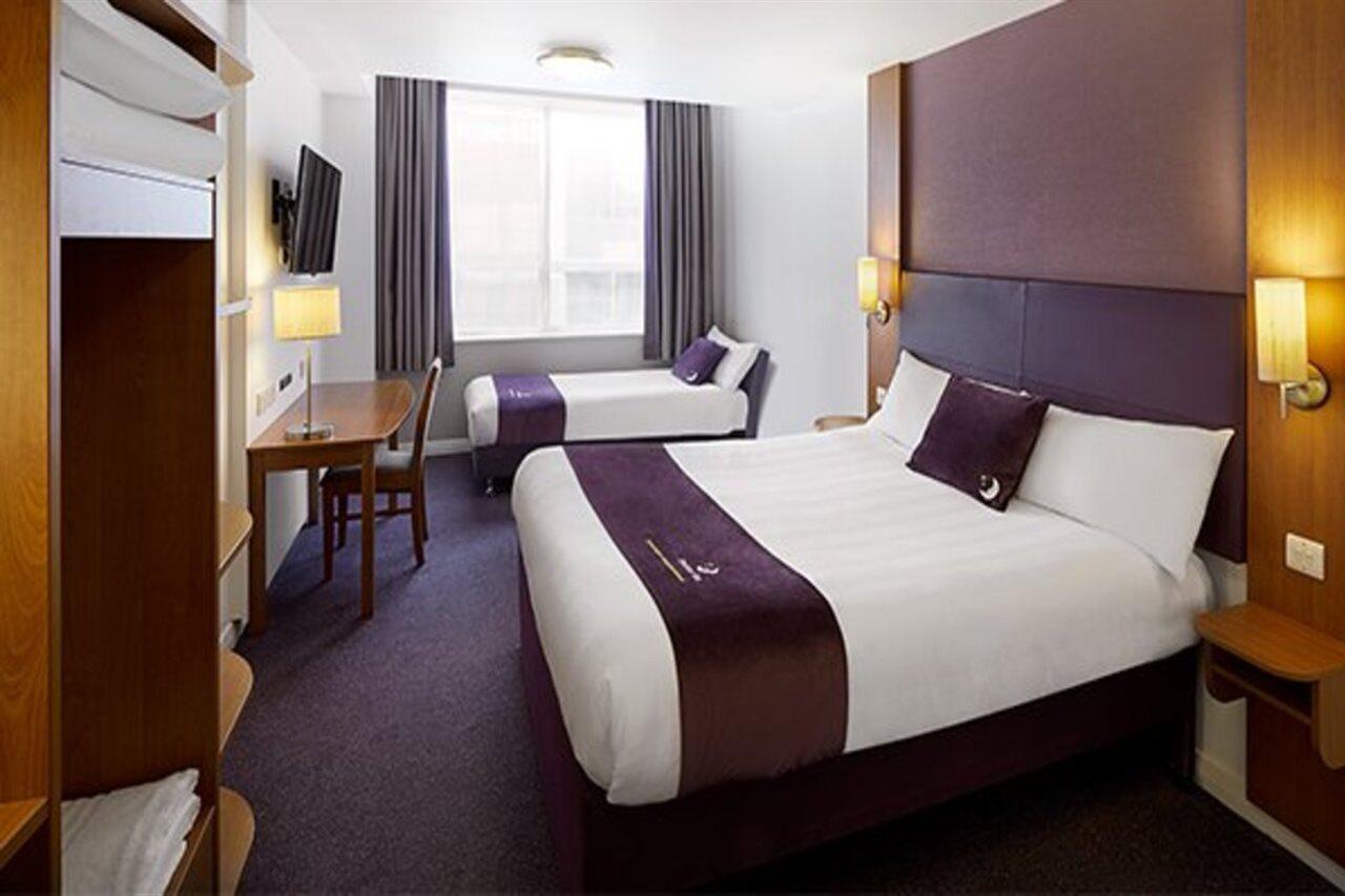 Premier Inn Камбърли Екстериор снимка
