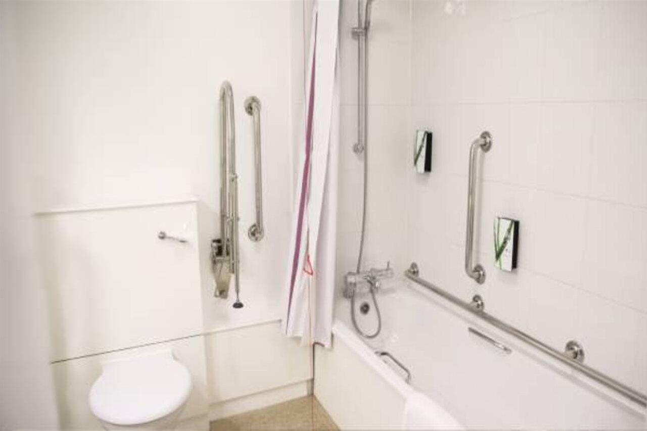 Premier Inn Камбърли Екстериор снимка