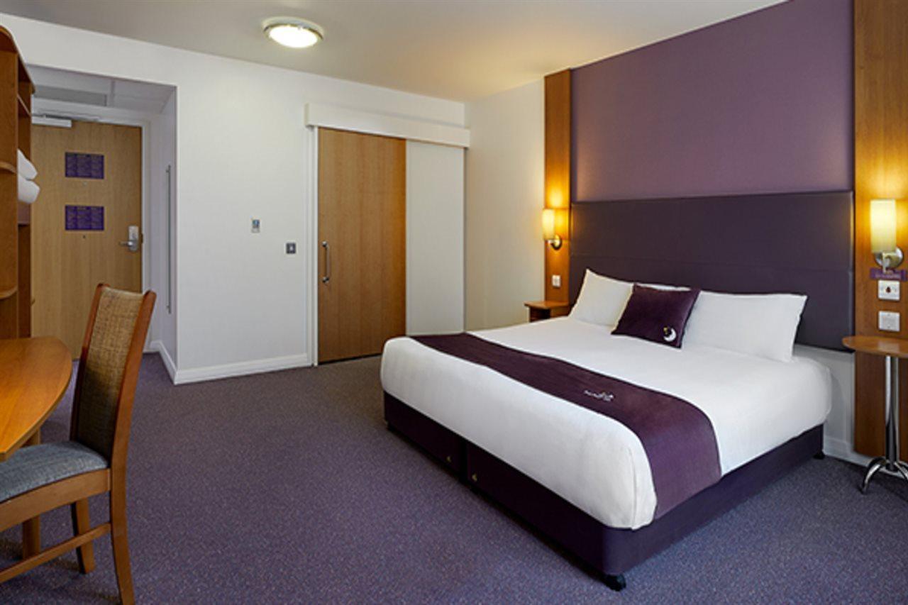 Premier Inn Камбърли Екстериор снимка