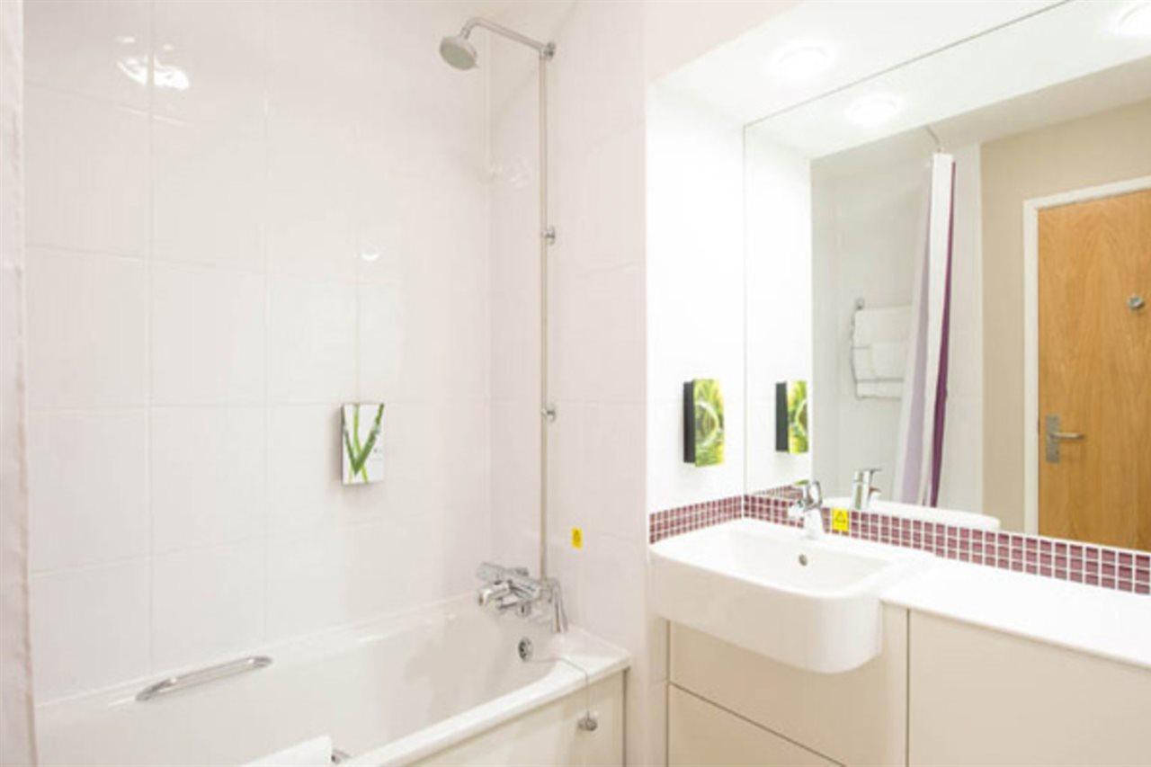 Premier Inn Камбърли Екстериор снимка