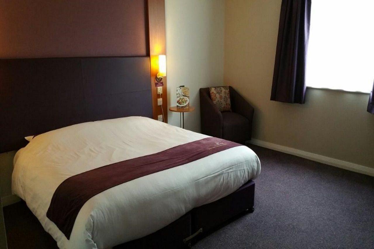 Premier Inn Камбърли Екстериор снимка