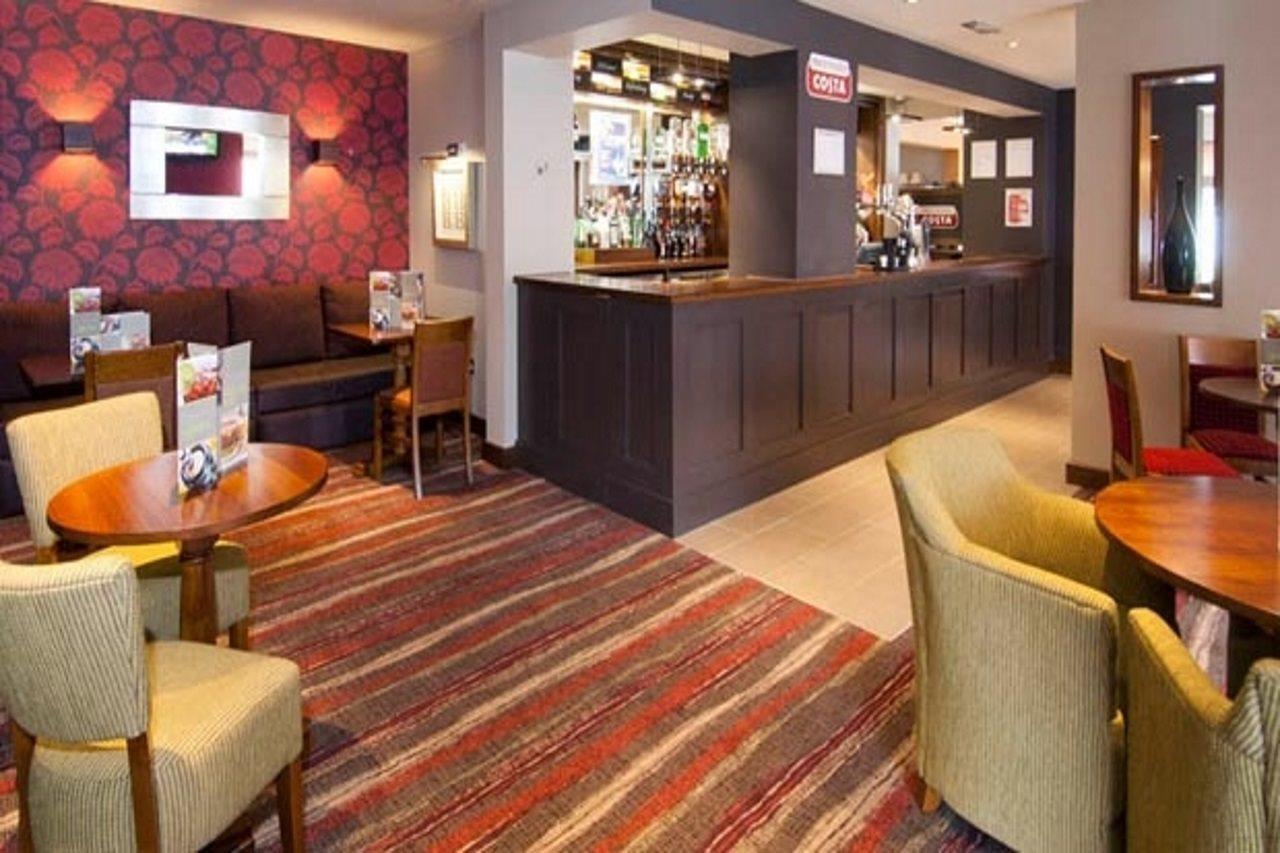 Premier Inn Камбърли Екстериор снимка