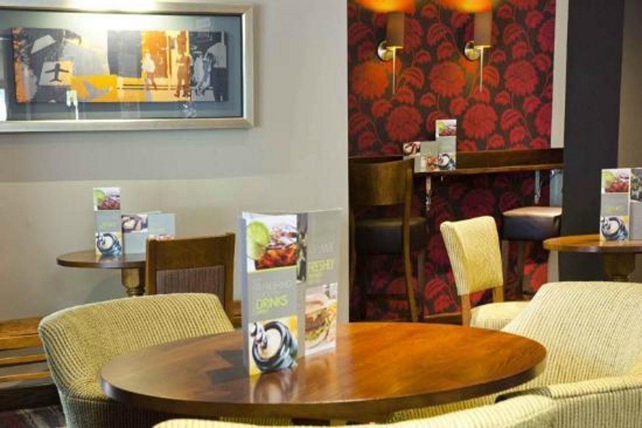 Premier Inn Камбърли Екстериор снимка