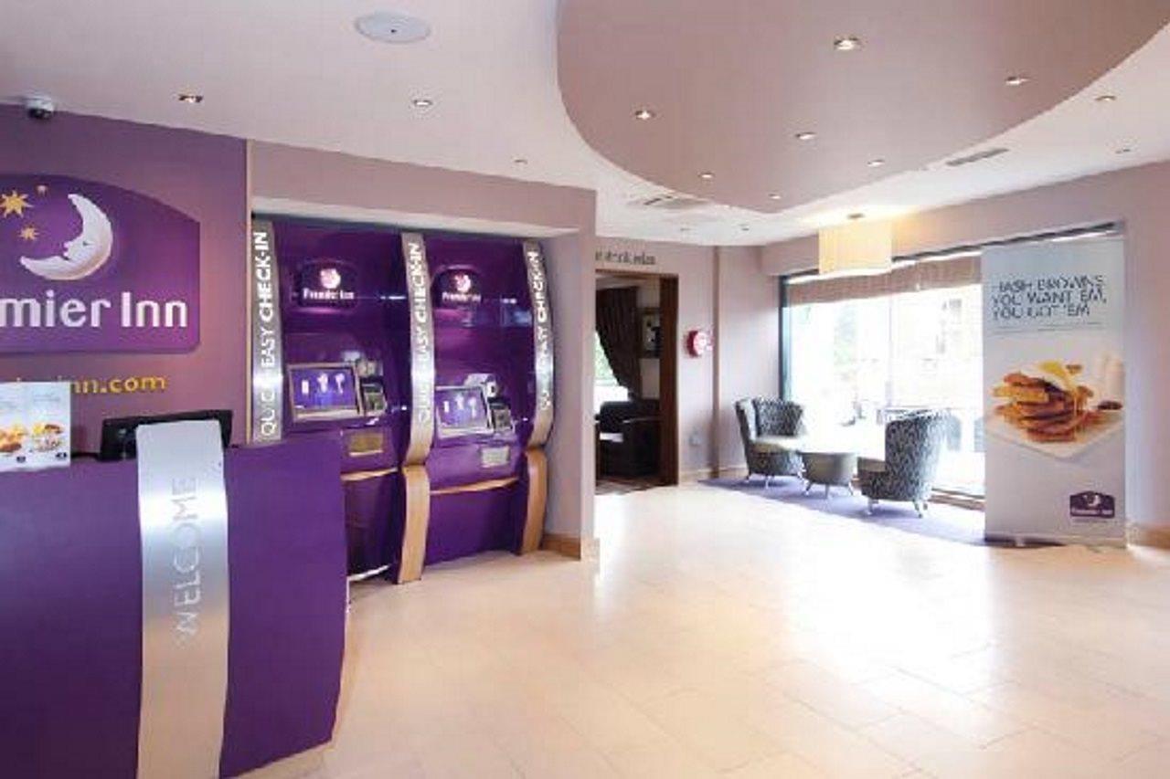 Premier Inn Камбърли Екстериор снимка