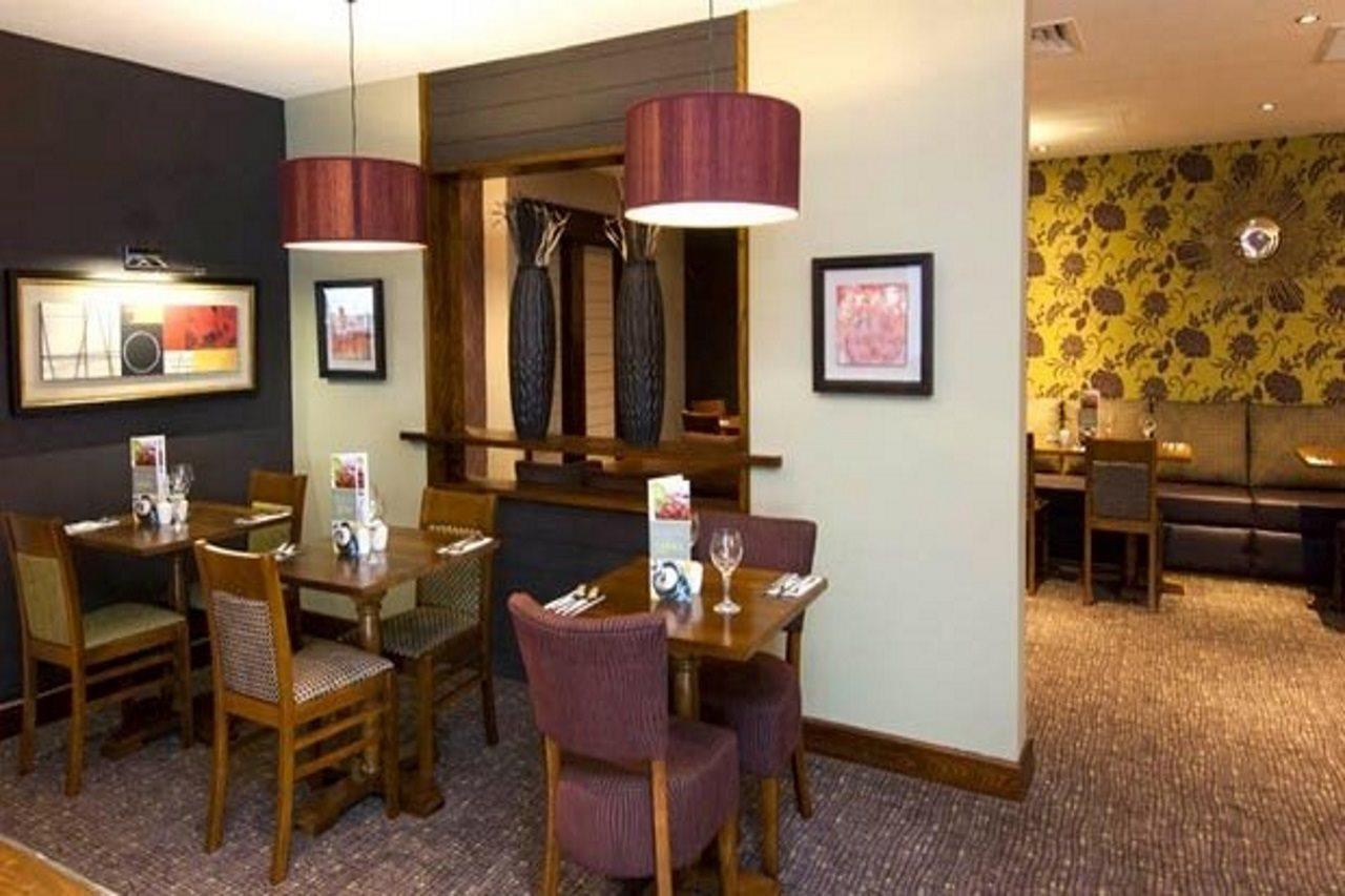 Premier Inn Камбърли Екстериор снимка