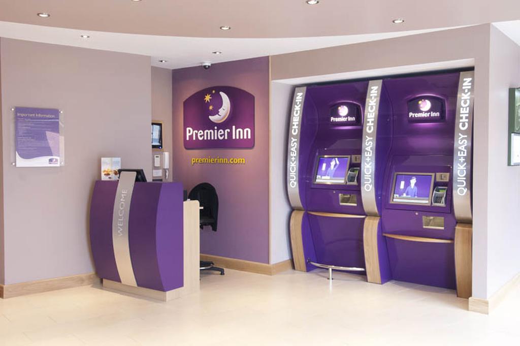 Premier Inn Камбърли Екстериор снимка